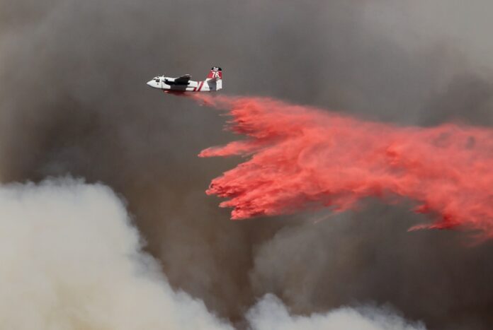 Fire fighting plane - Ben Kuo - Unsplash